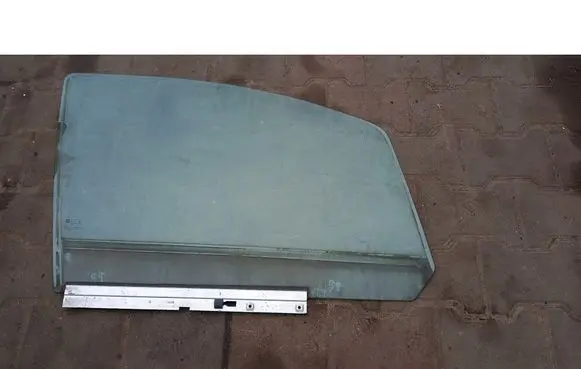 Opel Zafira B Front door window glass four-door 