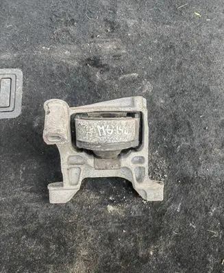 Mazda 6 Engine mounting bracket