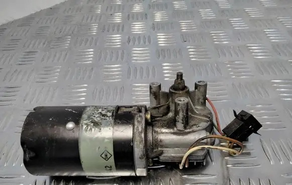 BMW 5 E28 Wiper motor 1370801 402942