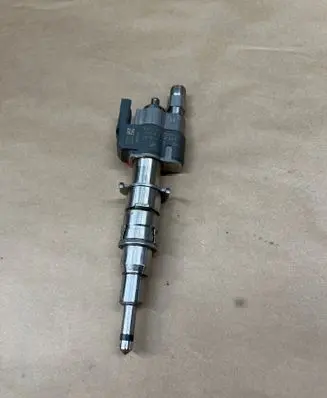 BMW 3 E90 E91 Fuel injector 7589048 10181010 PA66GF356