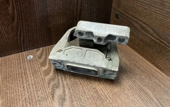 Engine mount bracket