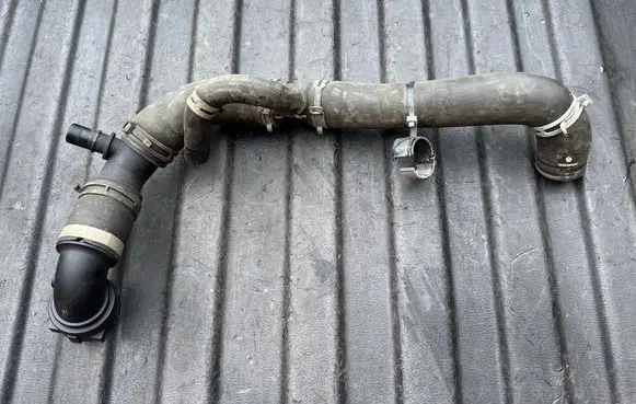 Engine coolant pipe/hose