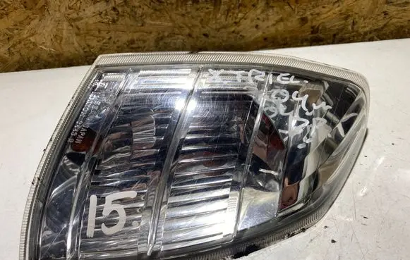Nissan X-Trail T30 Front indicator light E130554