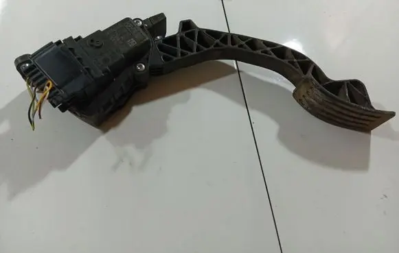 Ford Focus C-MAX Accelerator throttle pedal 3M519F836AF