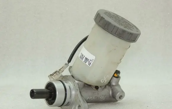 Suzuki Jimny Master brake cylinder 5110081A62 5110081A63