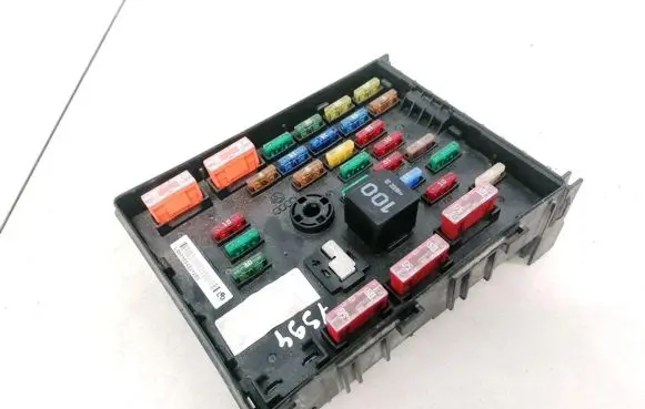 Volkswagen PASSAT B6 Fuse box set 3C0937125 63592777