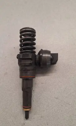 Volkswagen Golf IV Fuel injector 038130073AJ