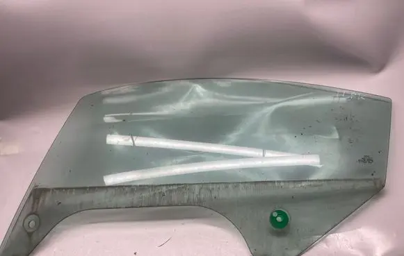 Audi TT Mk1 Front door window glass four-door 43R001352