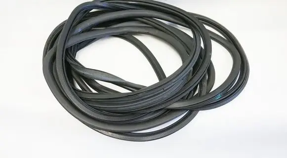 Opel Mokka B Rubber seal front coupe door 