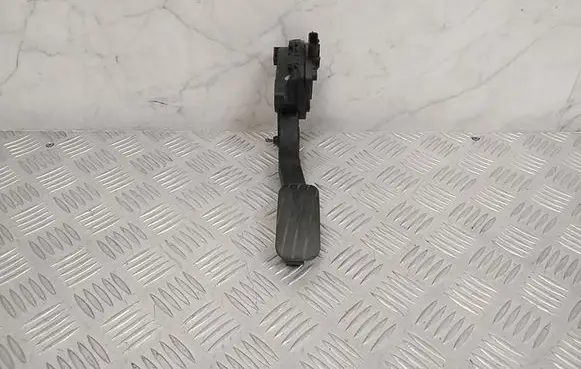 Accelerator throttle pedal
