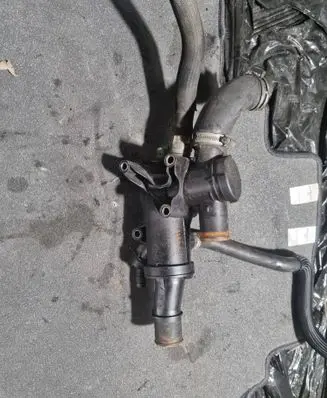 Citroen C4 I Picasso Thermostat/thermostat housing 9656182980
