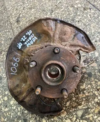 Toyota Corolla Verso AR10 Front wheel hub