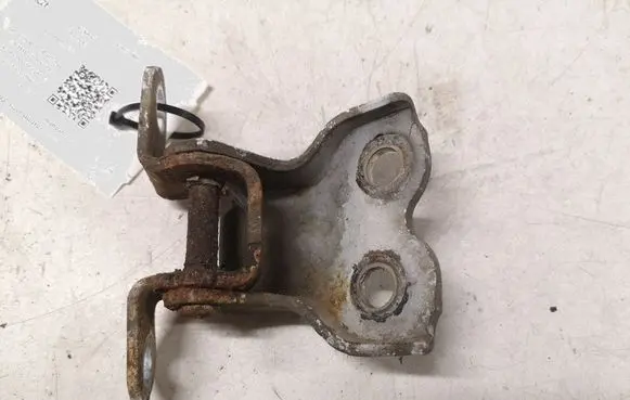 Toyota Avensis Verso Front door lower hinge
