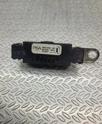 Peugeot 308 Aerial antenna amplifier 9833137780