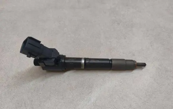 Volvo V40 Fuel injector 31405404 32370010 09Q01950