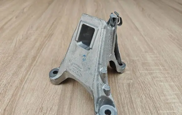 BMW 4 G22 G23 G24 G26 Engine mount vacuum valve 6870756