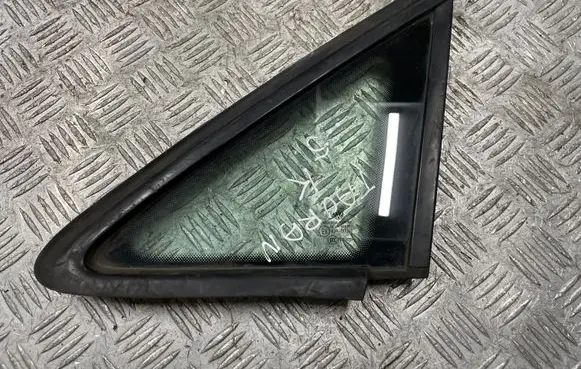 Volkswagen Touran II Front triangle window/glass 