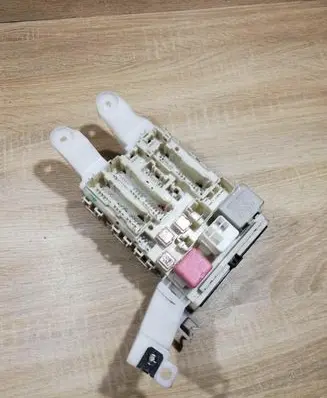 Toyota Auris 150 Fuse module 8273002150A 02117J17