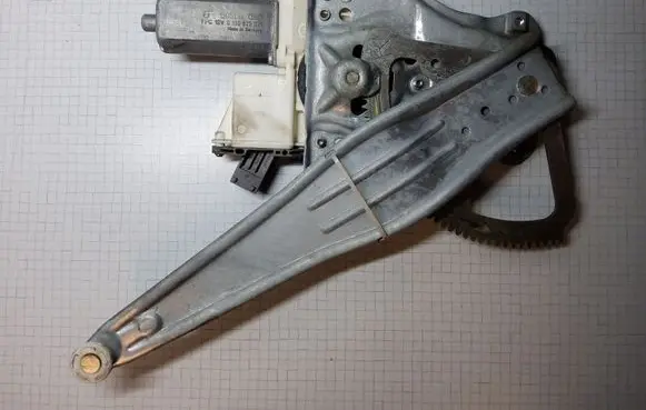 Rear door manual window regulator