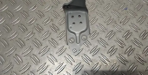 Fender mounting bracket