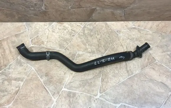 Mercedes-Benz CLS C219 Engine coolant pipe/hose A2118302615