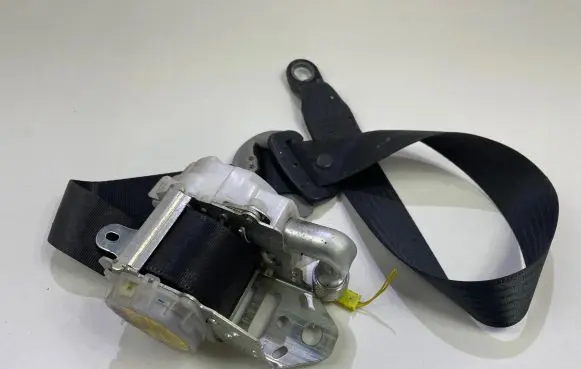 Toyota RAV 4 (XA30) Front seatbelt