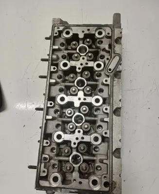 Volkswagen PASSAT B8 Engine head 04L103373E