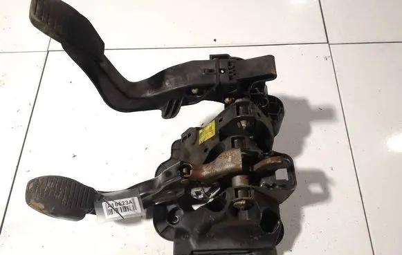 Opel Corsa D Brake pedal 