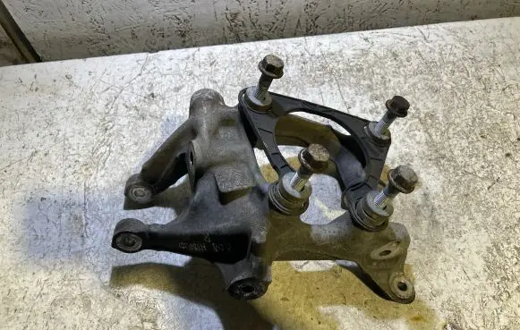 Rear wheel hub spindle/knuckle