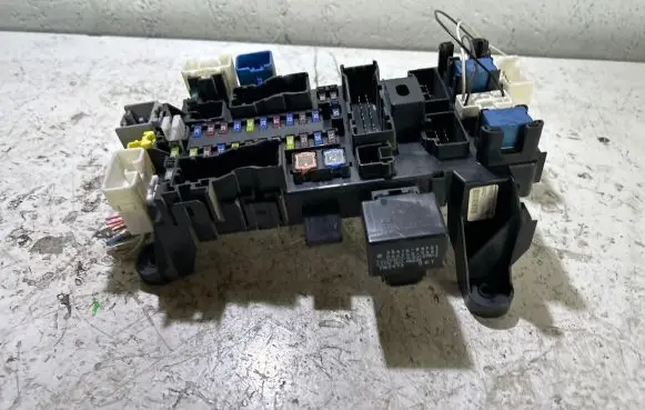 Suzuki Grand Vitara II Fuse box set 3861084F21 02555D27 9421