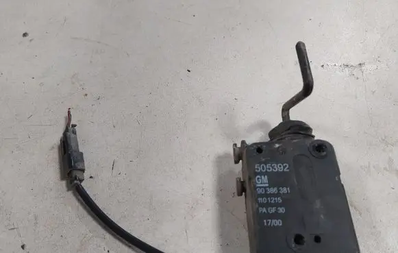 Opel Corsa B Fuel tank cap lock 90386381 505392
