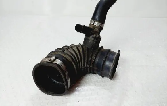 Audi A8 S8 D3 4E Air intake hose/pipe 057129627D 057103237D