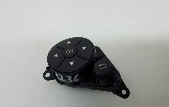 Steering wheel buttons/switches