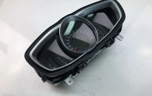 Volvo V40 Speedometer (instrument cluster) 31453101