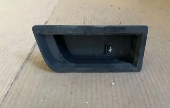 BMW 3 F30 F35 F31 AUX in-socket connector 105026812 58450710 9207357
