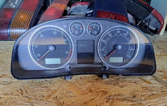 Volkswagen PASSAT B5.5 Speedometer (instrument cluster) 3B0920929A