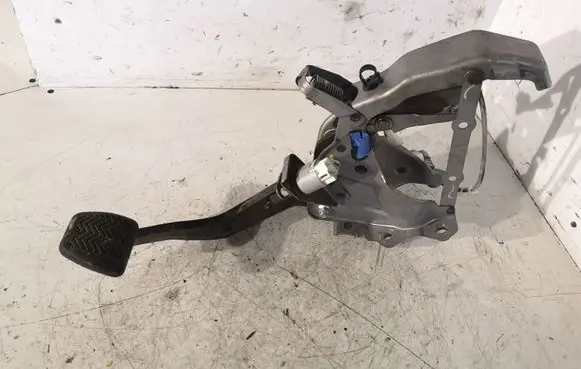 Toyota RAV 4 (XA30) Brake pedal