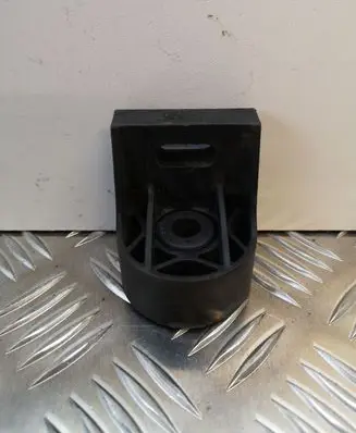Radiator mount bracket