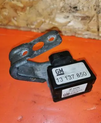 Opel Zafira B Sensor 13137850 9570930003