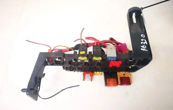Volkswagen PASSAT B5 Fuse box set 8d1937545