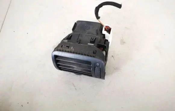 Volkswagen PASSAT B5 Dash center air vent grill 3b0819703a
