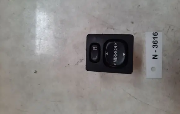 Toyota Corolla Verso AR10 Wing mirror switch 183574