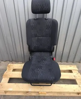 Toyota Avensis Verso Second row seats 