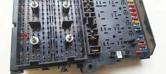 Volkswagen Golf IV Fuse box set p04707994ac