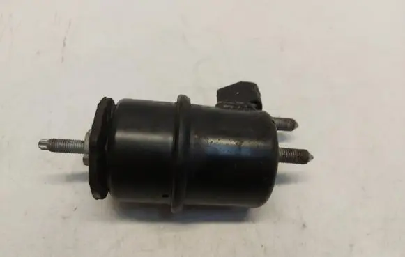 Engine mount vacuum valve
