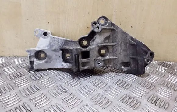 Renault Scenic III - Grand scenic III Generator/alternator bracket 8200669495A