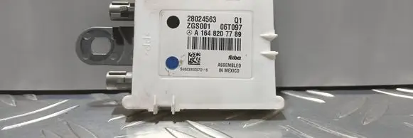 Mercedes-Benz R W251 Aerial antenna amplifier A1648207789 28024563 ZGS0010670