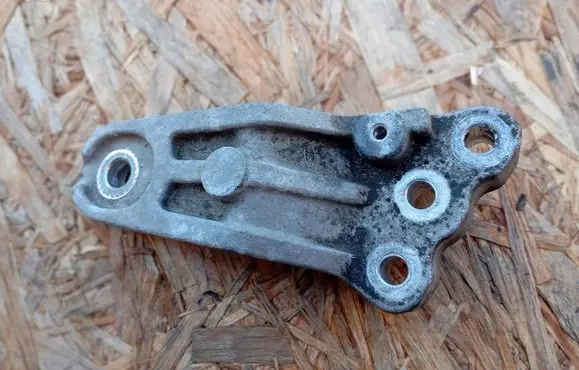 Hyundai i30 Engine mounting bracket