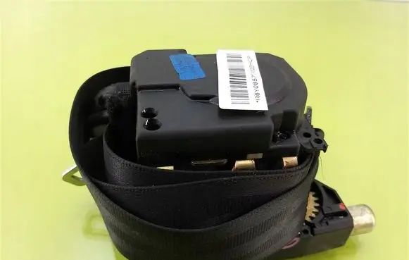 Skoda Fabia Mk1 (6Y) Front seatbelt 33014052