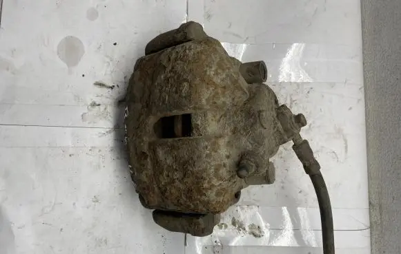 Volkswagen PASSAT B6 Front brake caliper